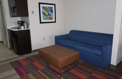 Greensboro Hotel | Holiday Inn Express Hotel & Suites Greensboro - East by IHG