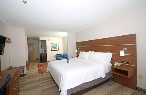 Greensboro Hotel | Holiday Inn Express Hotel & Suites Greensboro - East by IHG