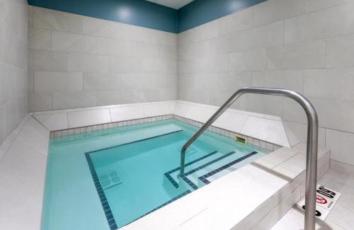 Downtown Minneapolis Hotel | Holiday Inn Express Hotel & Suites Minneapolis-Downtown Convention Center by IHG