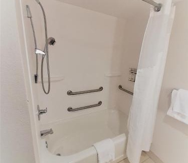 North Raleigh Hotel | Holiday Inn Express Hotel & Suites Raleigh North - Wake Forest by IHG