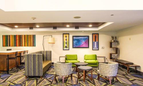 North Charleston Hotel | Holiday Inn Express Hotel & Suites Charleston - North by IHG