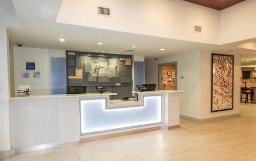 North Charleston Hotel | Holiday Inn Express Hotel & Suites Charleston - North by IHG