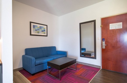 Bedford Hotel | Holiday Inn Express Hotel & Suites Bedford by IHG