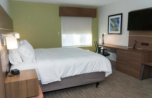 Madison Hotel | Holiday Inn Express Hotel & Suites Madison by IHG