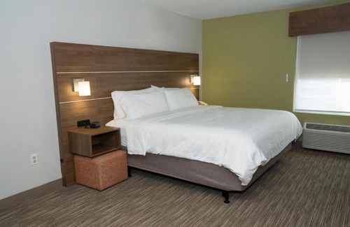 Madison Hotel | Holiday Inn Express Hotel & Suites Madison by IHG