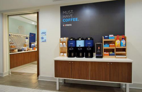 Barrie Hotel | Holiday Inn Express Hotel & Suites Barrie by IHG