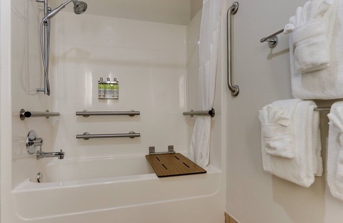 Kettering Hotel | Holiday Inn Express Hotel & Suites Dayton-Centerville by IHG