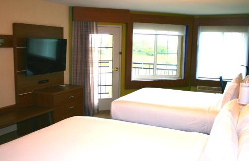 Marina Hotel | Holiday Inn Express Hotel & Suites Marina by IHG