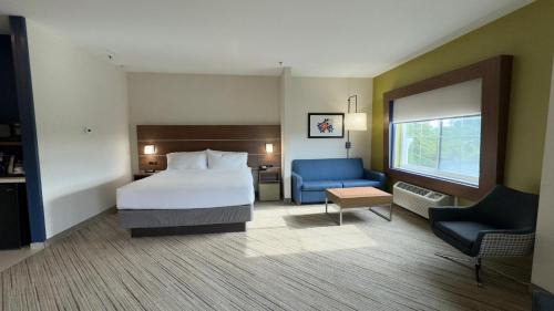 Marina Hotel | Holiday Inn Express Hotel & Suites Marina by IHG