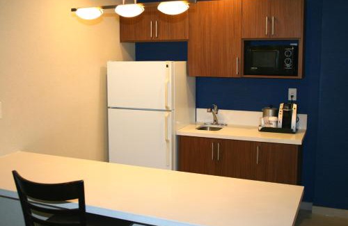Marina Hotel | Holiday Inn Express Hotel & Suites Marina by IHG