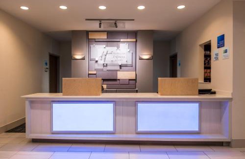 Bearss Plaza Hotel | Holiday Inn Express Hotel & Suites Tampa-Anderson Road-Veterans Exp by IHG
