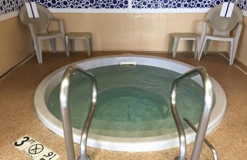 Algonquin Hotel | Holiday Inn Express Hotel & Suites Chicago-Algonquin by IHG