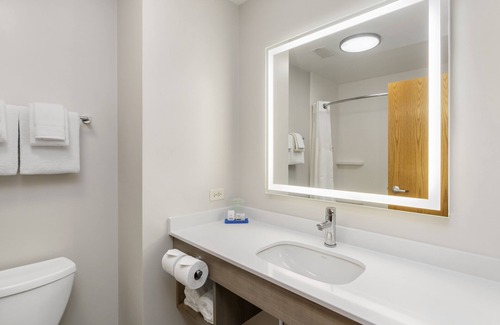 Peru Hotel | Holiday Inn Express Hotel & Suites Peru - Lasalle Area by IHG