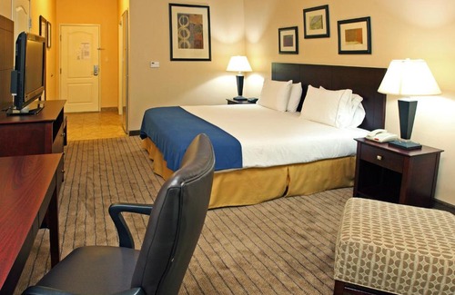 Marshall Hotel | Holiday Inn Express Hotel & Suites Marshall by IHG