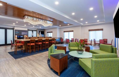 Southwest Orlando Hotel | Holiday Inn Express-International Drive by IHG