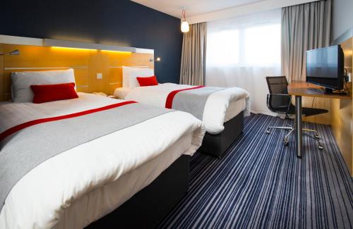 Epsom Hotel | Holiday Inn Express London - Epsom Downs by IHG