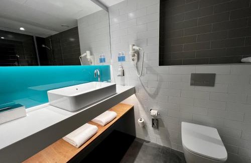 Rejas Hotel | Holiday Inn Express - Madrid - Airport by IHG