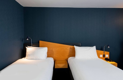 Coedkernew Hotel | Holiday Inn Express Newport by IHG