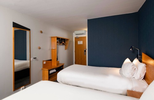 Coedkernew Hotel | Holiday Inn Express Newport by IHG