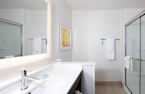 Peoria Hotel | Holiday Inn Express & Suites East Peoria - Riverfront by IHG