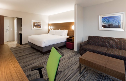 Peoria Hotel | Holiday Inn Express & Suites East Peoria - Riverfront by IHG