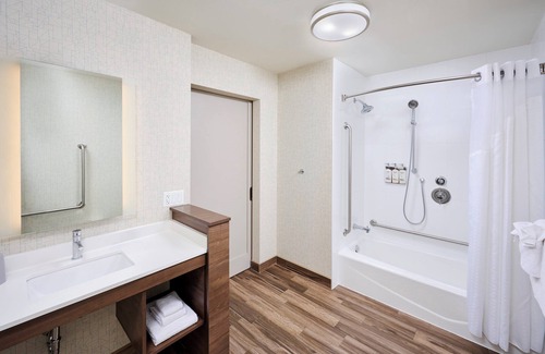 Point Edward Hotel | Holiday Inn Express Sarnia - Point Edward by IHG
