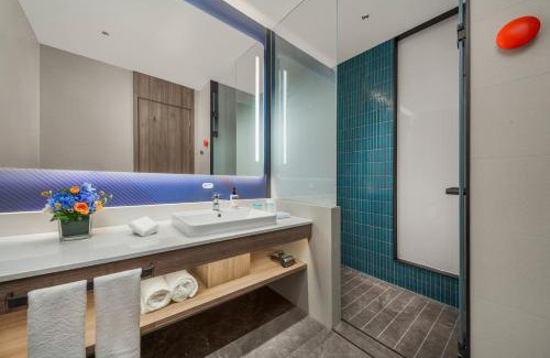 Futian Hotel | Holiday Inn Express Shenzhen Futian Center by IHG
