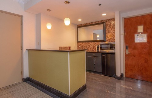 Centereach Hotel | Holiday Inn Express Stony Brook by IHG