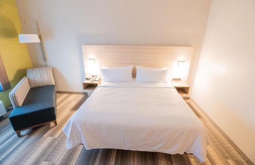 Beavercreek Hotel | Holiday Inn Express & Suites Dayton East - Beavercreek by IHG