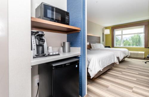 Chilliwack Proper Village West Hotel | Holiday Inn Express & Suites - Chilliwack East an IHG Hotel