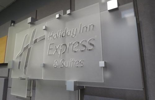 Forest Oaks Hotel | Holiday Inn Express & Suites Spring Hill by IHG