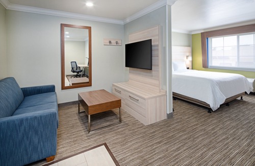 Watsonville Hotel | Holiday Inn Express & Suites Watsonville by IHG