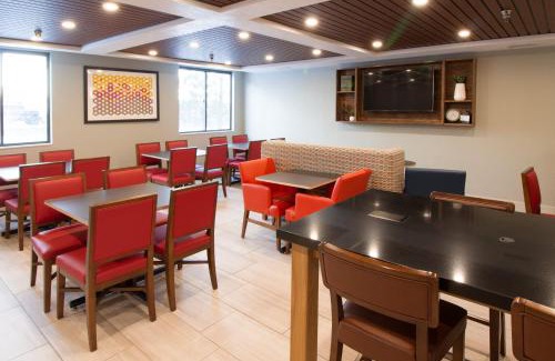 Worthington Hotel | Holiday Inn Express & Suites - Worthington by IHG