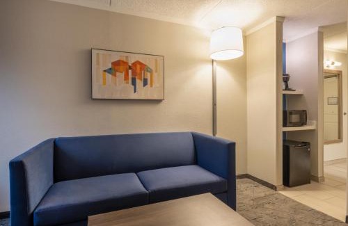 Greensboro Hotel | Holiday Inn Express & Suites Greensboro - I-40 atWendover by IHG