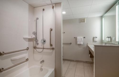 Greensboro Hotel | Holiday Inn Express & Suites Greensboro - I-40 atWendover by IHG
