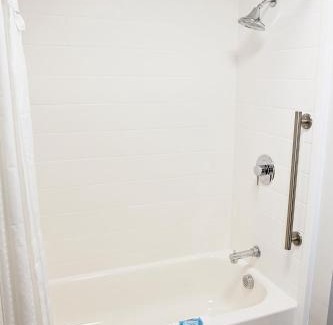 Greenwood Hotel | Holiday Inn Express & Suites Greenwood Mall by IHG