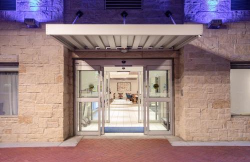 Manhattan Hotel | Holiday Inn Express & Suites Manhattan by IHG