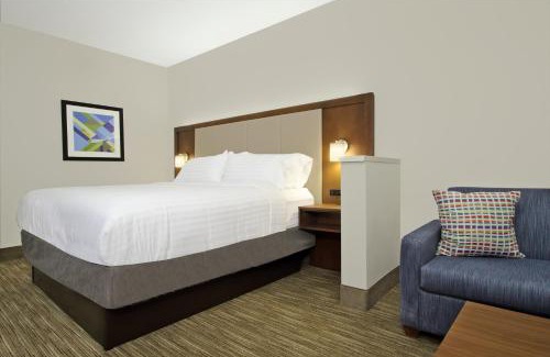 Columbus Hotel | Holiday Inn Express & Suites Columbus North by IHG