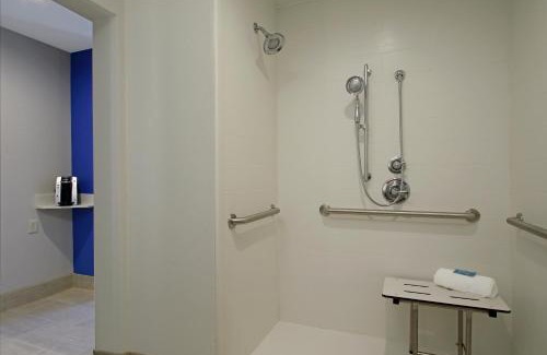 Columbus Hotel | Holiday Inn Express & Suites Columbus North by IHG