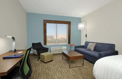 Columbus Hotel | Holiday Inn Express & Suites Columbus North by IHG