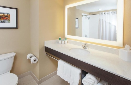 Sandusky Hotel | Holiday Inn Express & Suites Sandusky by IHG