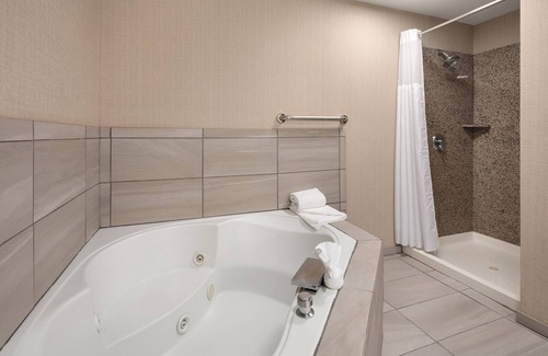 North Central Omaha Hotel | Holiday Inn Express & Suites Cherry by IHG