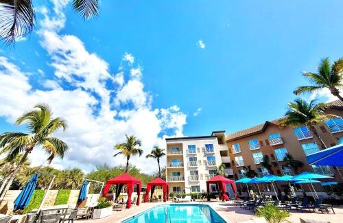 Naples Hotel | Holiday Inn Express & Suites Naples Downtown - 5th Avenue by IHG