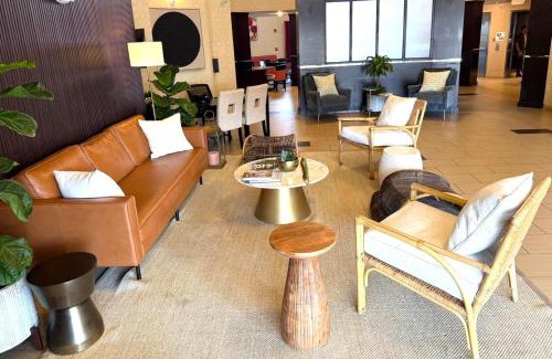 Naples Hotel | Holiday Inn Express & Suites Naples Downtown - 5th Avenue by IHG