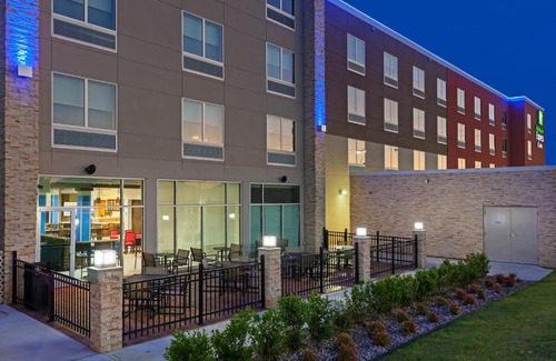 South Tulsa Hotel | Holiday Inn Express & Suites Tulsa South - Woodland Hills by IHG