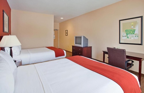Andover Hotel | Holiday Inn Express & Suites East Wichita I-35 Andover by IHG