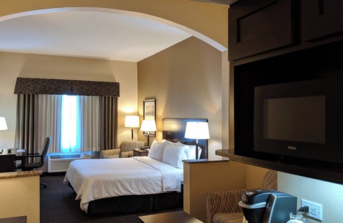 Clinton Hotel | Holiday Inn Express & Suites Clinton by IHG
