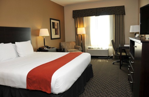 Clinton Hotel | Holiday Inn Express & Suites Clinton by IHG