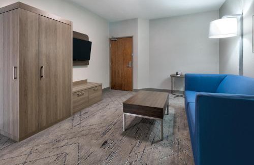 Park Central Hotel | Holiday Inn Express & Suites DALLAS PARK CENTRAL NORTHEAST by IHG