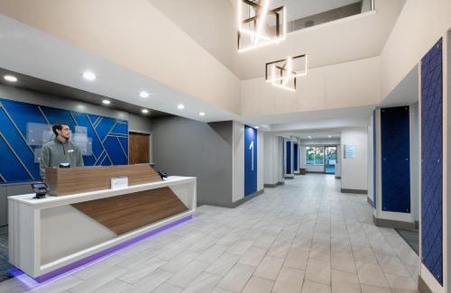 Park Central Hotel | Holiday Inn Express & Suites DALLAS PARK CENTRAL NORTHEAST by IHG